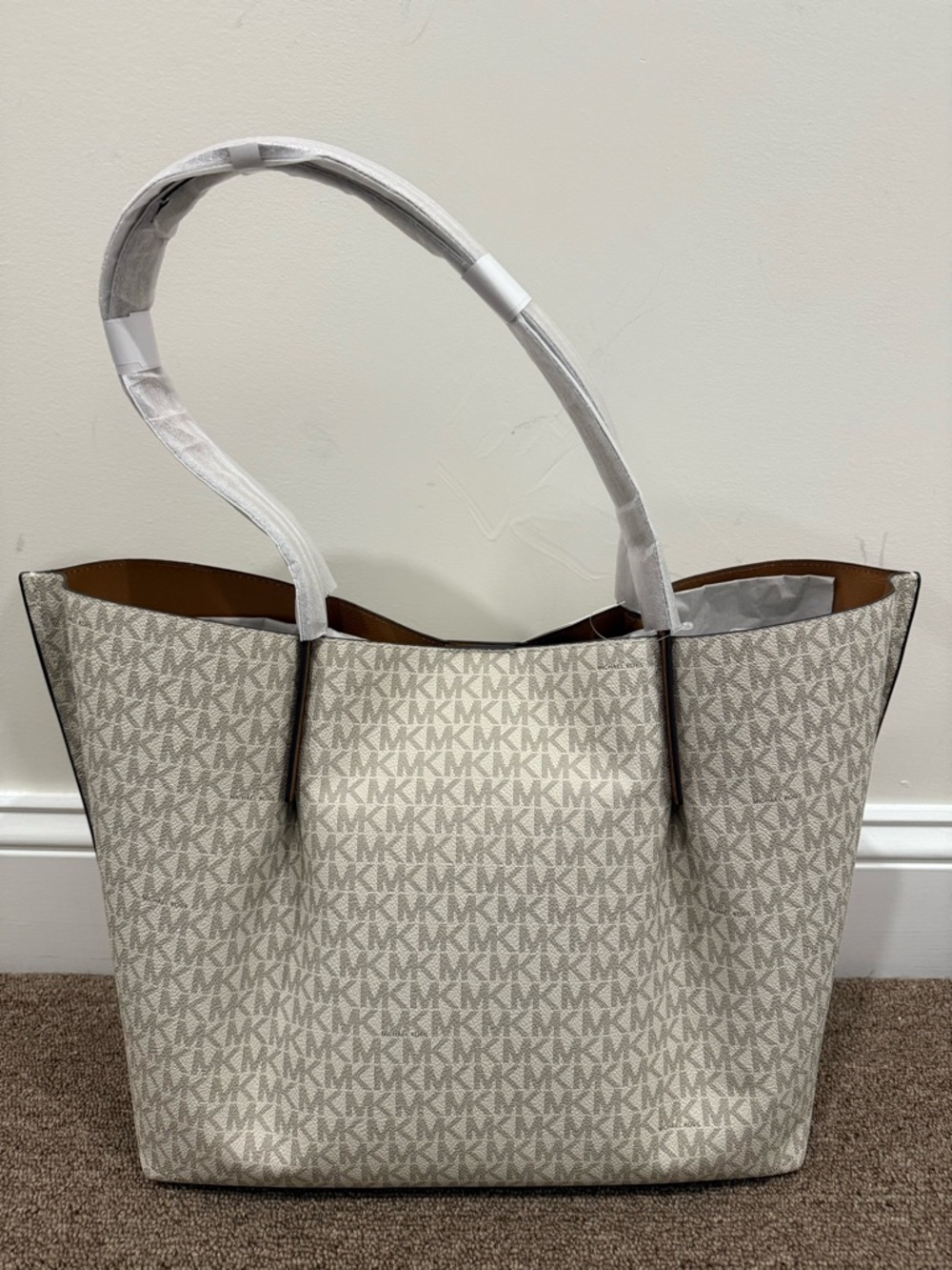 Michael Kors Emilia Large Center Zip Pocket Tote Bag, Purse, Vanilla/acorn - Picture 8 of 10